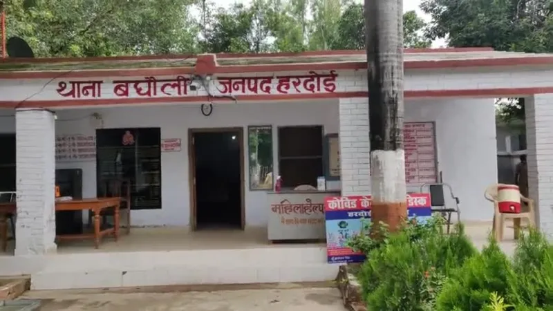 हरदोई : रंगे हाथों पकड़े गए चोर को पुलिस के हवाले किया