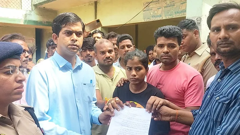 प्रतापगढ़: हत्यारोपितों के घर के सामने शव दफनाने पर अड़े सब्जी विक्रेता के परिजन, जानें पूरा मामला