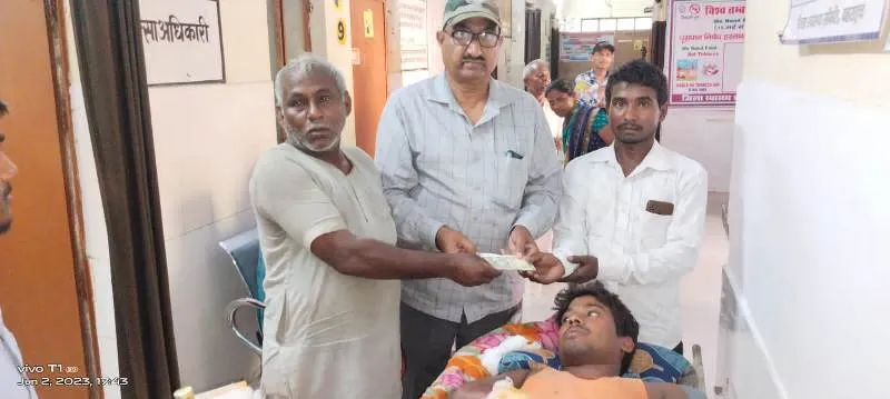 बहराइच : नदी किनारे खुले में नित्यकर्म करने गए युवक के हाथ को मगरमच्छ ने चबाया, अब है अस्पताल में भर्ती