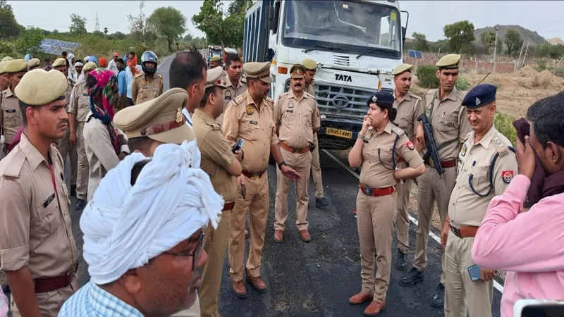 महोबा : डंपर की टक्कर से बाइक की टंकी फटी, चालक जिन्दा जला