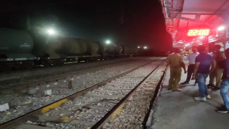 बहराइच : नाथ सैलमन ऑयल ले जा रही मालगाड़ी के डिब्बे में चिंगारी निकलने पर मचा हड़कंप
