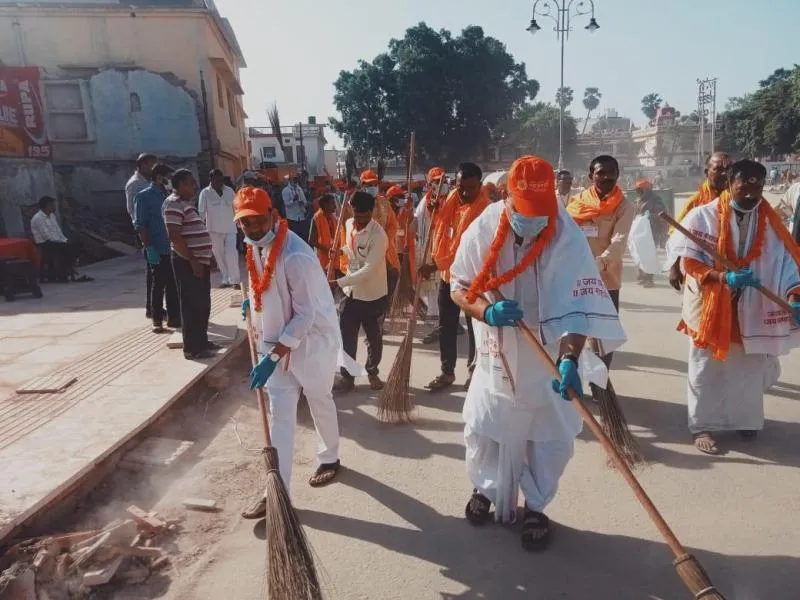 अयोध्या : महाराष्ट्र से आए श्रद्धालुओं ने अयोध्या में चलाया स्वच्छता अभियान फोटो