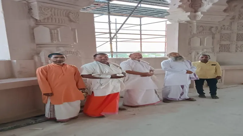 अयोध्या : निमोर्ही अखाड़ा के महंत दिनेंद्र दास ने मंदिर निर्माण का लिया जायजा
