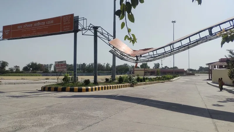 अयोध्या : बस स्टैंड का बोर्ड कई दिनों से क्षतिग्रस्त, सुधि लेने वाला कोई नहीं