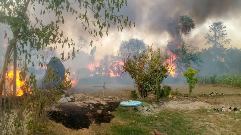 बहराइच : आग लगने से मोगलहनपुरवा गांव खंडहर में तब्दील, 250 से अधिक मकान जले