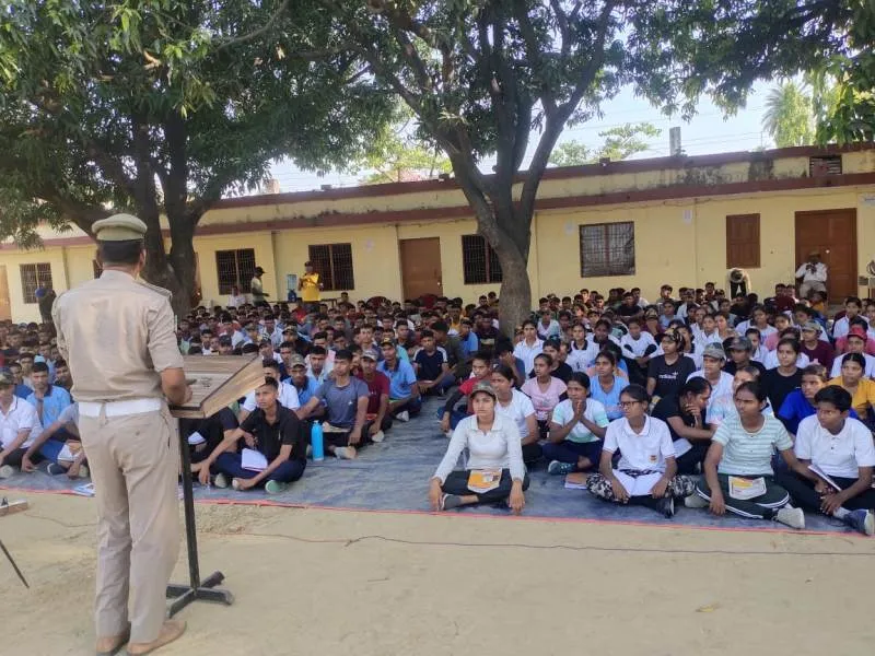 संत कबीर नगर : यातायात पुलिस द्वारा एनसीसी कैडेट्स को यातायात नियमों के प्रति किया गया जागरुक