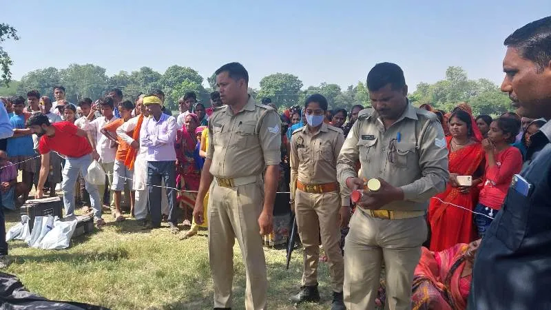 गोंडा : होमगार्ड के बेटे की हत्या कर गांव के बाहर फेंका शव, पुलिस अफसरों ने किया घटना स्थल का निरीक्षण