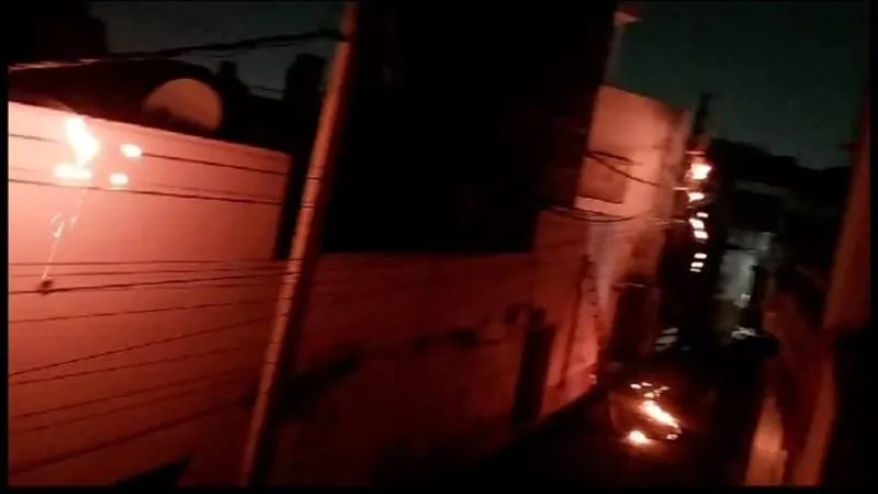 लखनऊ: आलमबाग में शॉर्ट सर्किट से पोल पर लगी आग, बिजली की राह देख रहे लोगों की बढ़ीं मुश्किलें