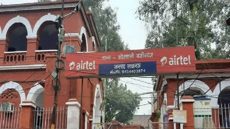 लखनऊ : जबरन शोरूम में घुसकर की तोड़फोड़, आग लगाने का प्रयास