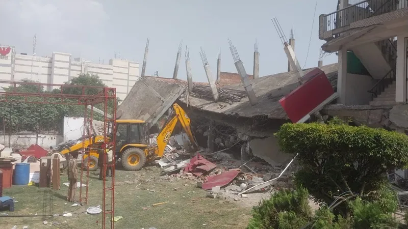 लखनऊ : कृष्णा नगर थाना क्षेत्र में बन रहे मैरिज लाॅन को एलडीए किया जमींदोज