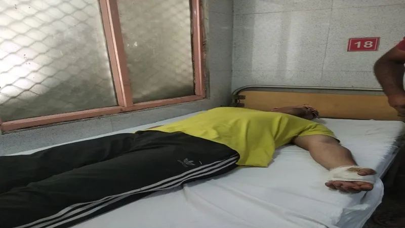 लखनऊ : मामूली विवाद में युवक को कीले लगे पटरे व ईंट से पीट-पीटकर किया लहूलुहान