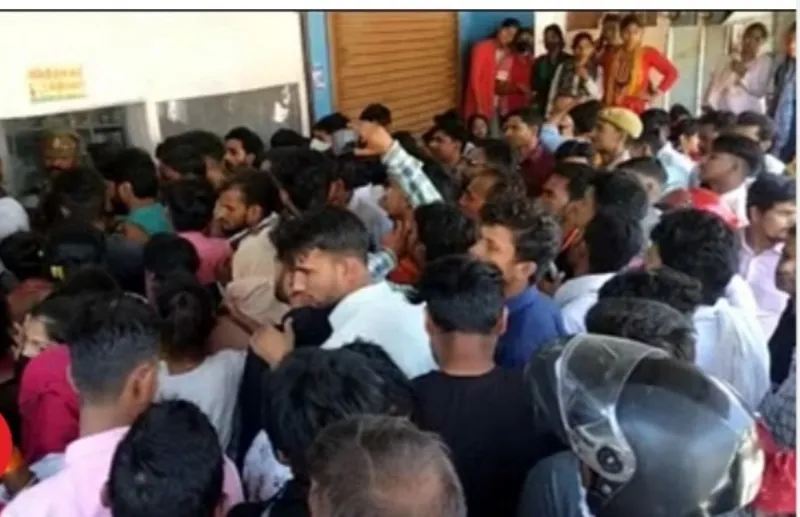 बस्ती : सड़कों पर उतरे छात्र, जांच में कॉलेज के कमरों में मिलीं शराब की बोतलें