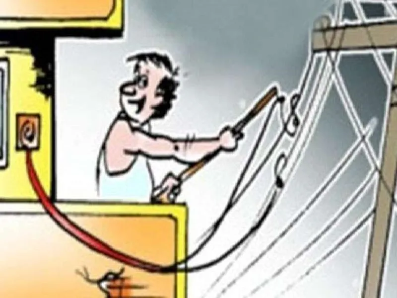 लखनऊ : बिजली विभाग की टीम देख दरवाजा बंद कर भागे लोग
