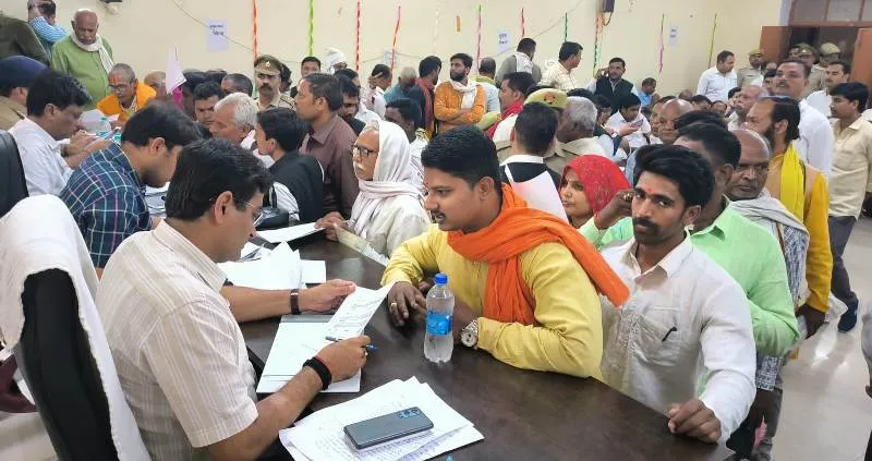 प्रयागराज : समाधान दिवस में डीएम ने सुनी समस्याएं, निस्तारण का दिया निर्देश