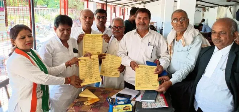 बस्ती : मोदी सरकार के नौ साल पूरे होने पर कांग्रेस ने पूछे नौ सवाल, बांटे पर्चे..