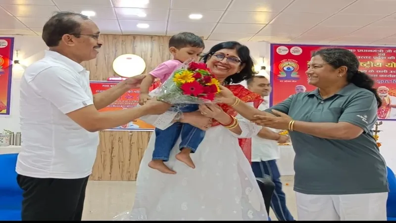 प्रयागराज : मुक्त विश्वविद्यालय में दो वर्षीय आरोही ने योग में किया कमाल, कुलपति ने गोद में उठाकर किया सम्मानित