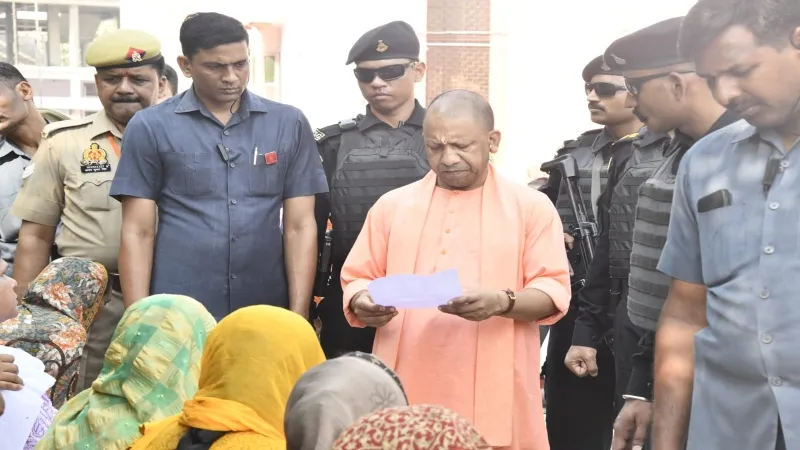 गोरखपुर में सीएम योगी ने सुनी जनसमस्याएं, कुछ देर में लखनऊ के लिए होंगे रवाना 