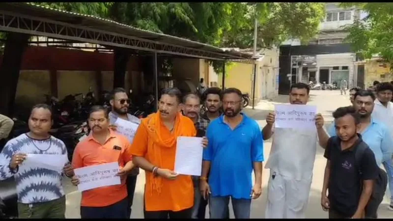 Adipurush : लखनऊ में फिल्म की टीम के खिलाफ हिन्दू महासभा ने जताया कड़ा विरोध, हजरतगंज कोतवाली में दी तहरीर - देखें Video