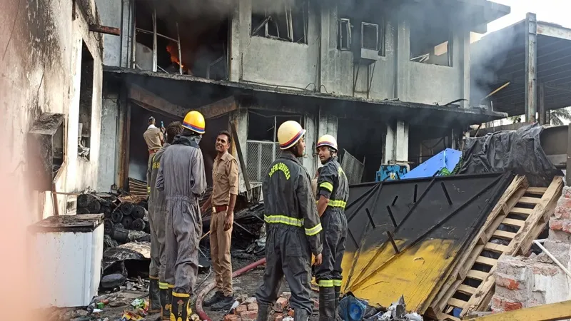 उन्नाव: चमड़ा फैक्ट्री में लगी भीषण आग, लखनऊ व कानपुर से पहुंचीं दमकल की गाड़ियां