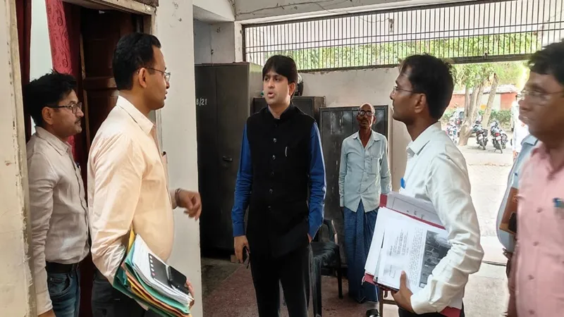 अयोध्या : शिक्षा महानिदेशक अचानक बीएसए दफ्तर पहुंचे, निरीक्षण के बाद की समीक्षा