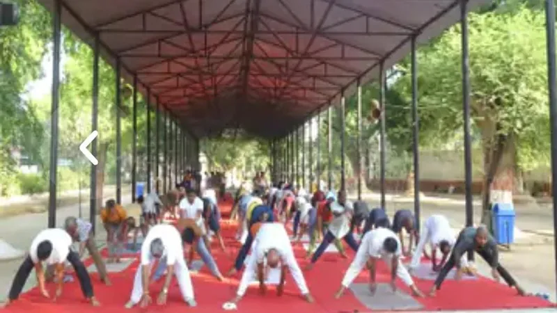 प्रयागराज : सेंट्रल जेल नैनी में योग की पाठशाला, कैदियों ने किया योग का अभ्यास