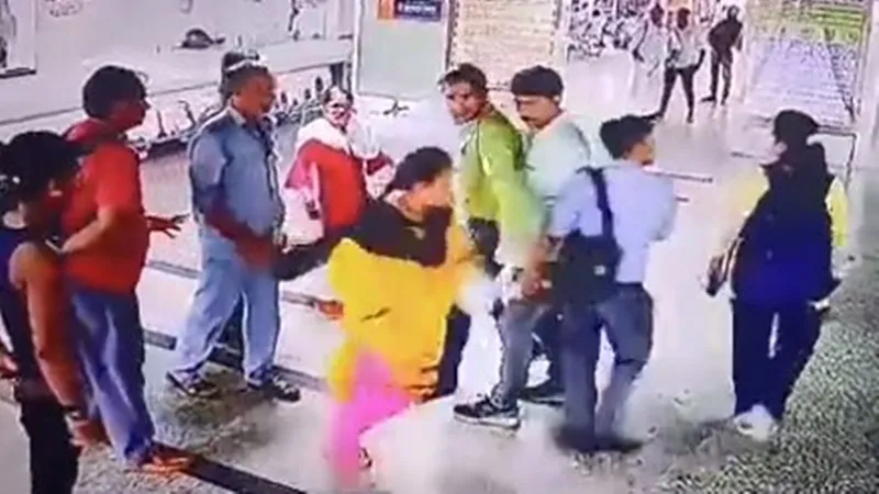 लखनऊ : कैसरबाग बस अड्डे पर युवती को पीटने वाली  महिला कर्मचारी निलंबित