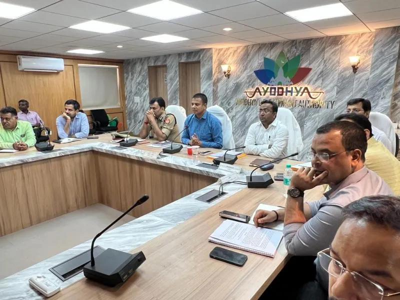 अयोध्या : निर्माणाधीन पथ व चौराहों पर बनेगा भगवान का भित्तिचित्र