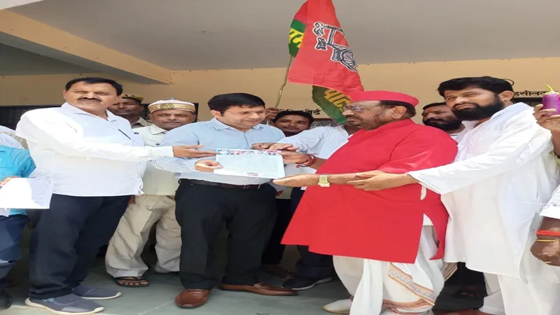 बहराइच : सपाइयों ने मांगों को लेकर दिया धरना, उप जिलाधिकारी को ज्ञापन सौंप की कार्रवाई की मांग