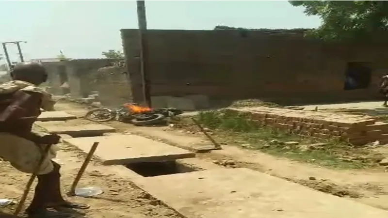 बहराइच : चिलचिलाती गर्मी के चलते धूप में खड़ी बाइक में लगी आग, जलकर हुई राख