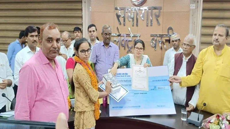 बस्ती : हाई स्कूल व इंटरमीडिएट के यूपी बोर्ड के टॉपर विद्यार्थियों को किया गया सम्मानित