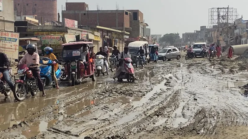 अयोध्या : नयाघाट से जन्मभूमि पथ तक पहुंचने में वाहन चालकों के छूट रहे पसीने