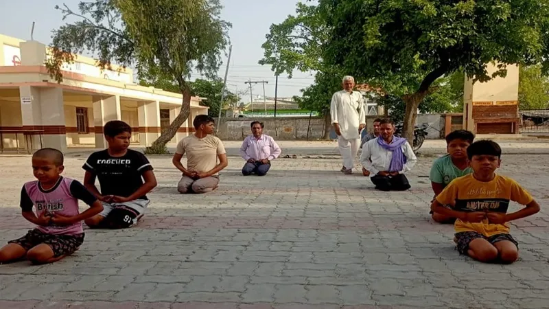 रायबरेली : योगाभ्यास पर गंभीर नहीं हैं जिम्मेदार, जमीन पर बैठकर योग करने को मजबूर हैं योगाभ्यासी
