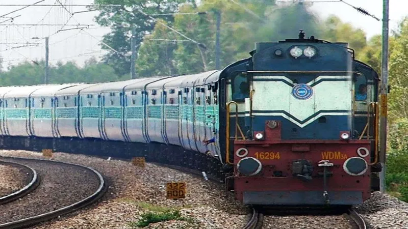 हरदोई : ट्रेन के आगे लेटा युवक इंजन के नीचे आया, चालक की सूझबूझ से बची जान