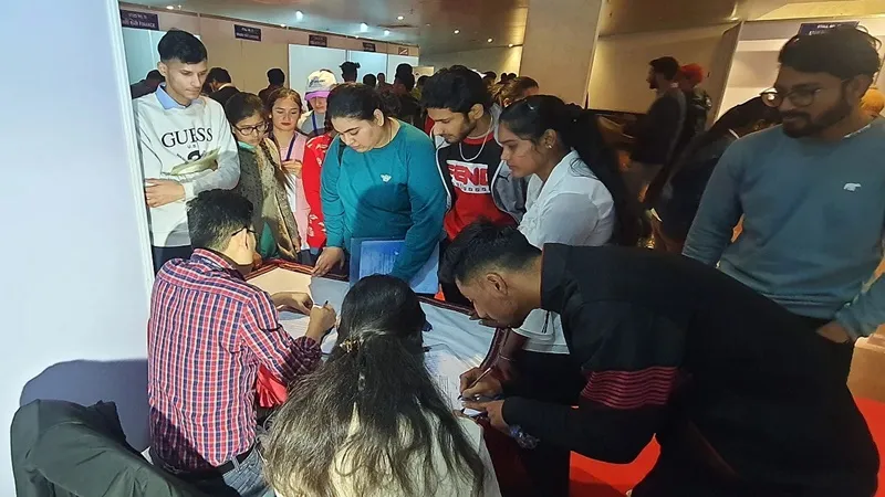 वाराणसी : युवा अब विदेशों में नौकरी के नाम पर ठगे नहीं जाएंगे, सरकार ने युवाओं को विदेशों में नौकरी दिलाने का संभाला जिम्मा