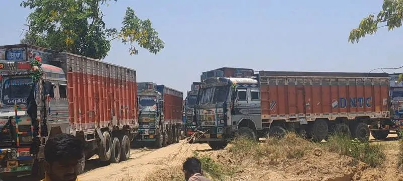 अयोध्या : आधी रात को अवैध खनन, 63 ट्रक,  2 पोकलैंड व 2 जेसीबी सीज