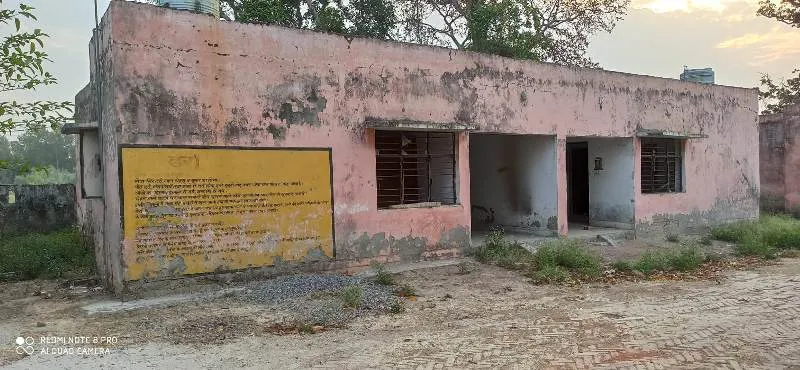 अयोध्या : पीएचसी की हालत जर्जर, दीवार पर पड़ा दरार, मुख्य भवन के ऊपर उगा पीपल का पेड़