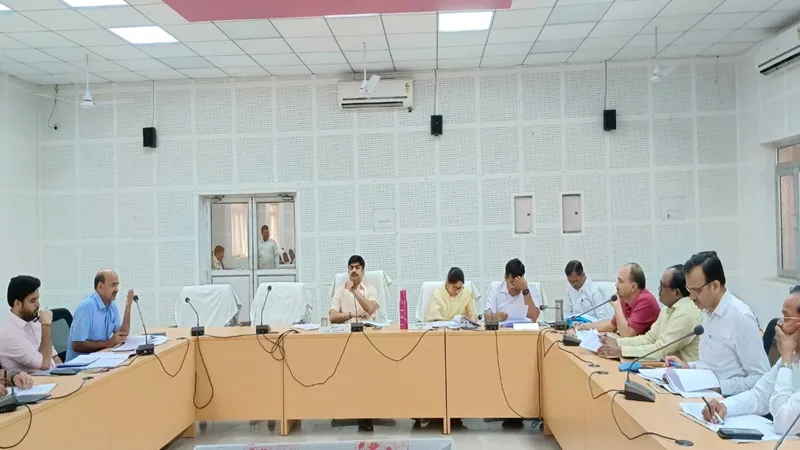 कटिया कनेक्शन बिजली चोरी करने वाले गांव-मोहल्लों की कराएं वीडियोग्राफी : आयुक्त