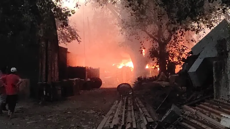 उन्नाव : कुंदन रोड पावर हाउस के स्टोर में लगी भीषण आग