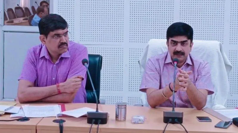 बस्ती : दुर्घटना को रोकने के लिए मूड़घाट चौराहे पर लगाएं जाली : आयुक्त