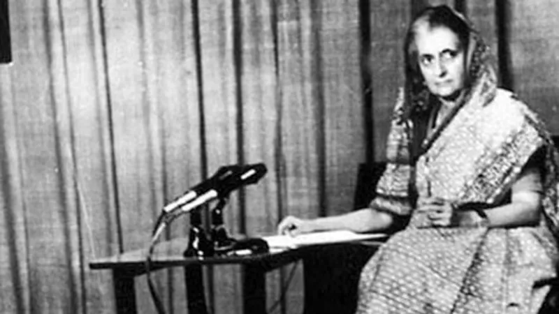 लखनऊ : इंदिरा सरकार द्वारा लगाई गई इमरजेंसी की 48वीं बरसी पर लोकतंत्र रक्षकों ने दीप जलाकर जताया विरोध