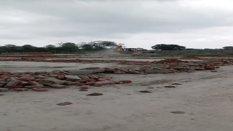 लखनऊ : न्यू जेल रोड पर सौभाग्य सिटी में चला बुलडोजर, 15 बीघा में निर्माण ध्वस्त