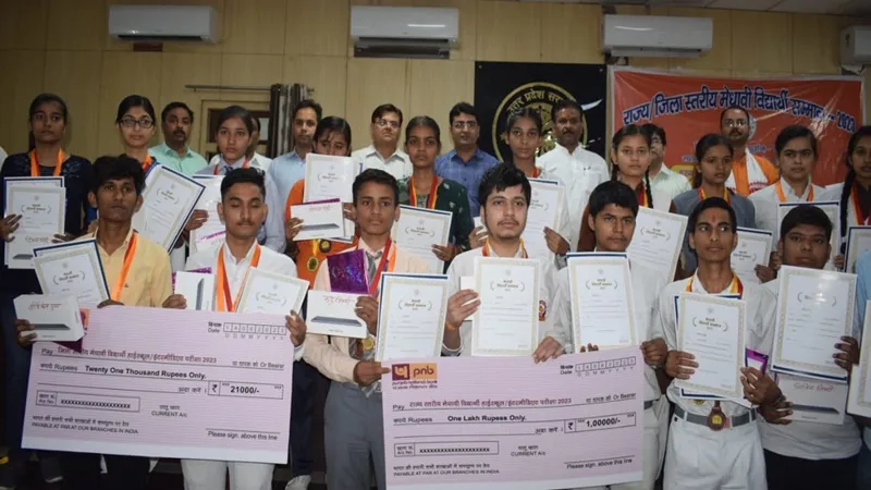 प्रयागराज : हाईस्कूल व इण्टरमीडिएट के मेंधावी छात्रों का हुआ सम्मान