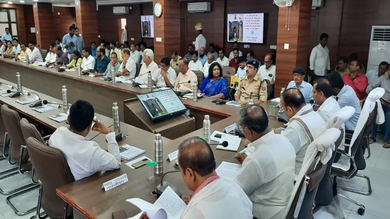 जौनपुर : जनपद के प्रभारी मंत्री ने किया विकास कार्यक्रमों की समीक्षा