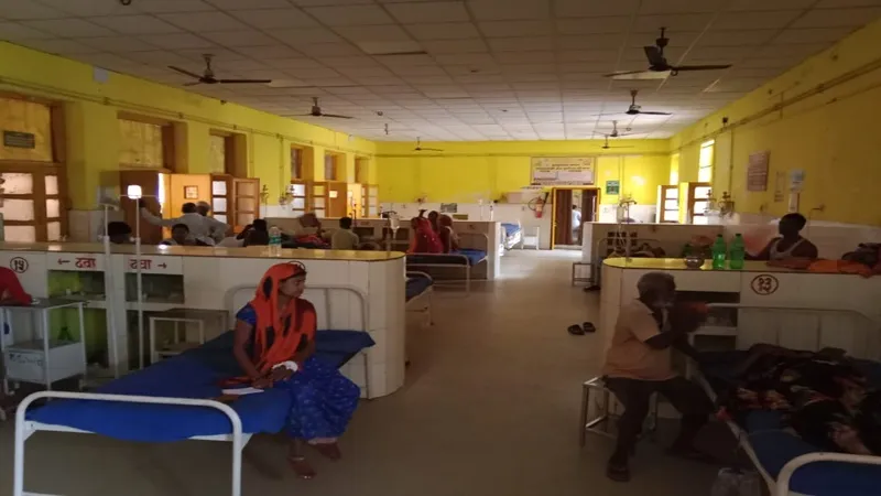 अयोध्या : कटौती मुक्त जिला अस्पताल की बत्ती गुल, भीषण गर्मी में उबल गए मरीज