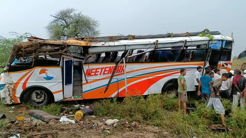 हमीरपुर : बारातियों से भरी बस अनियंत्रित होकर पलटी, दो बच्चों की मौत, कई घायल