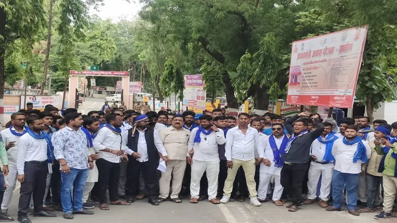 बहराइच : भीम आर्मी प्रमुख पर हमले को लेकर निकाला शांति मार्च, सरकार के विरुद्ध नारेबाजी कर सौंपा ज्ञापन