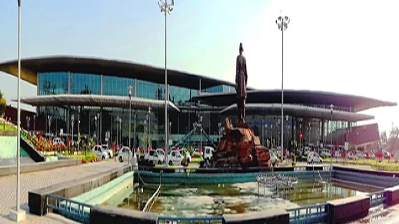 लखनऊ : फर्जी गेट पास से एयरपोर्ट में घुस रहे युवक को सीआईएसएफ के जवानों ने दबोचा