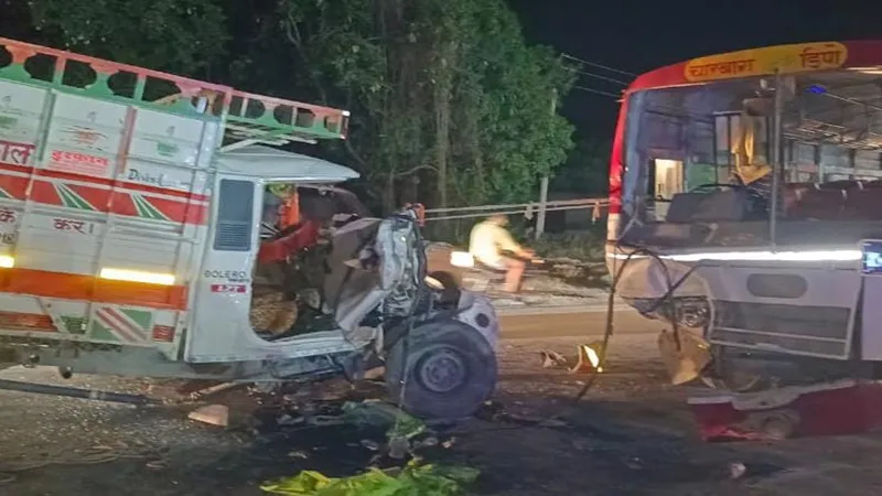 प्रतापगढ़ : रोडवेज बस और पिकअप में भिड़ंत, पिकअप चालक की मौत