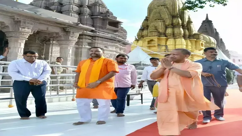 वाराणसी : एक दिवसीय दौरे पर वाराणसी पहुंचे सीएम, मंदिरों में दर्शन-पूजन के बाद में जनसभा को किए संबोधित