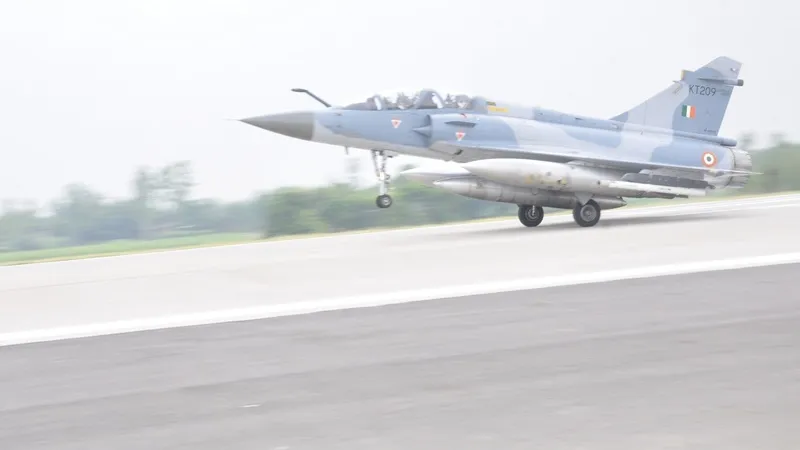 सुलतानपुर : पूर्वांचल एक्सप्रेस-वे पर वायु सेना के विमानों ने दिखाया करतब, सुखोई, मिराज, जगुआर का हैरतअंगेज प्रदर्शन 